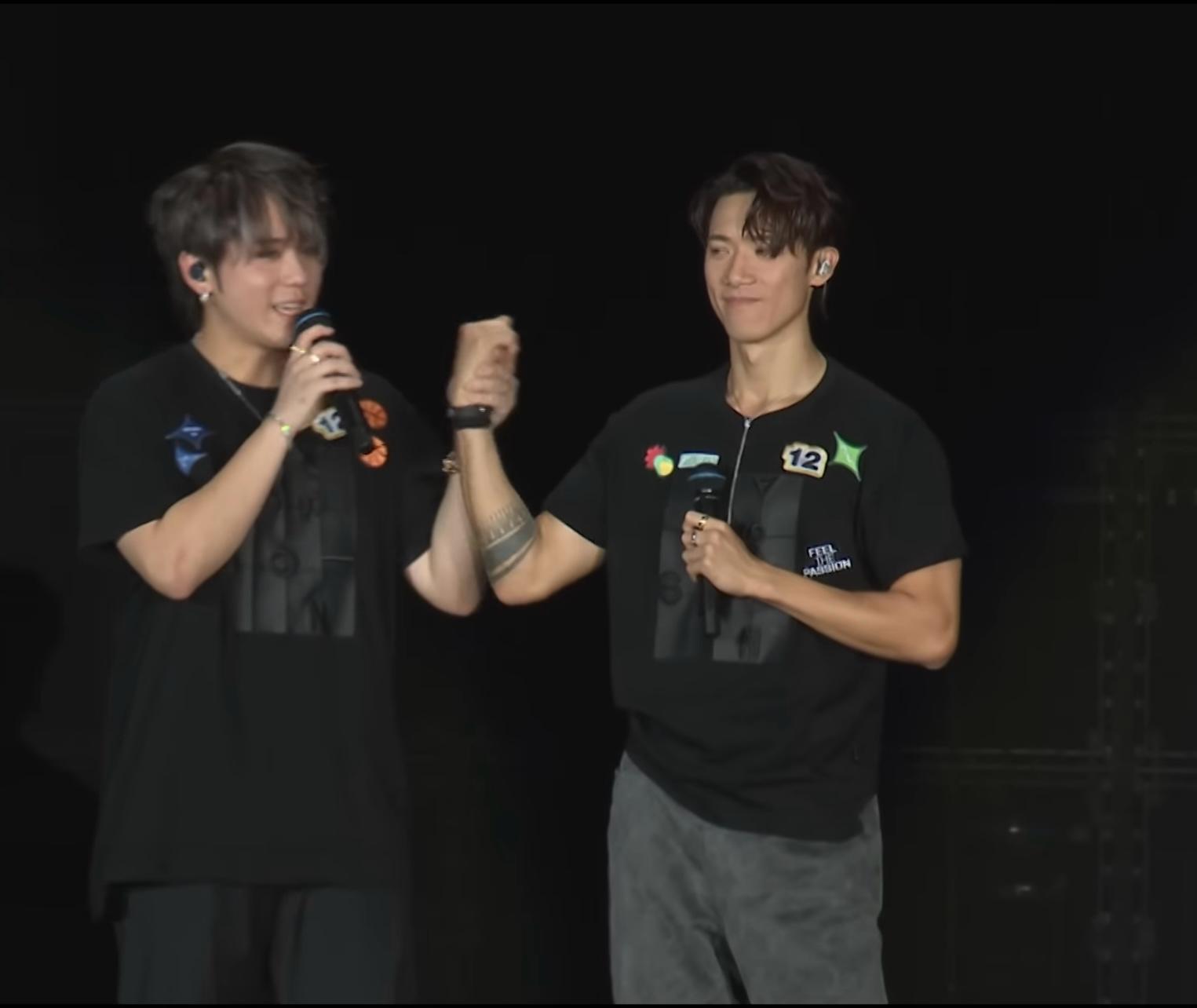 Stanley與姜濤唱畢《蒙著嘴說愛你》後,互相勉勵,場面感人。