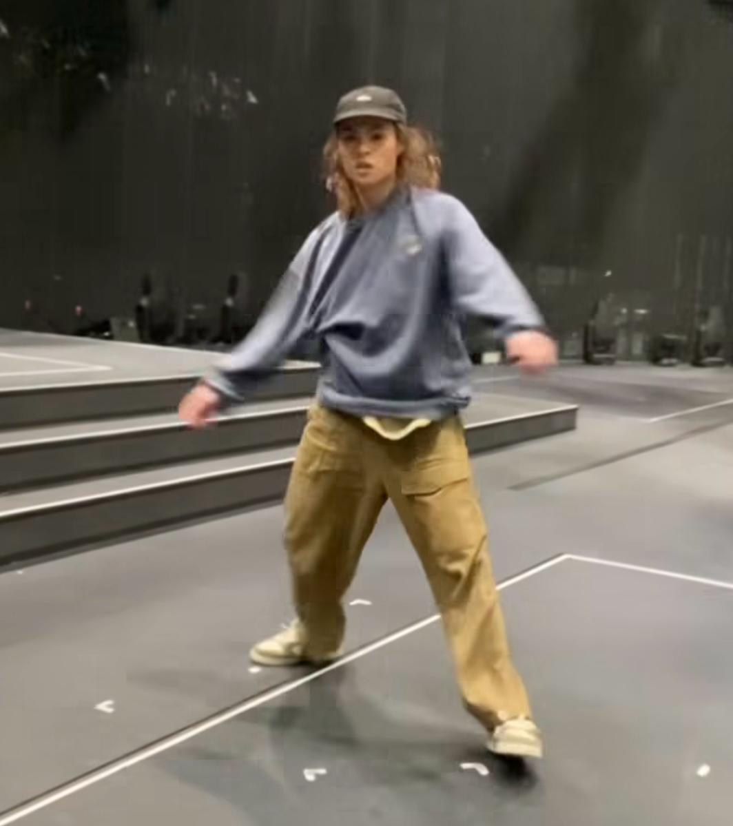 Tiger在台上打側空翻失手後,在社交平台上載完美著地的片段。