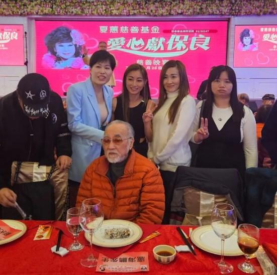 阿儀、黃榕等人跟盧海鵬合照。