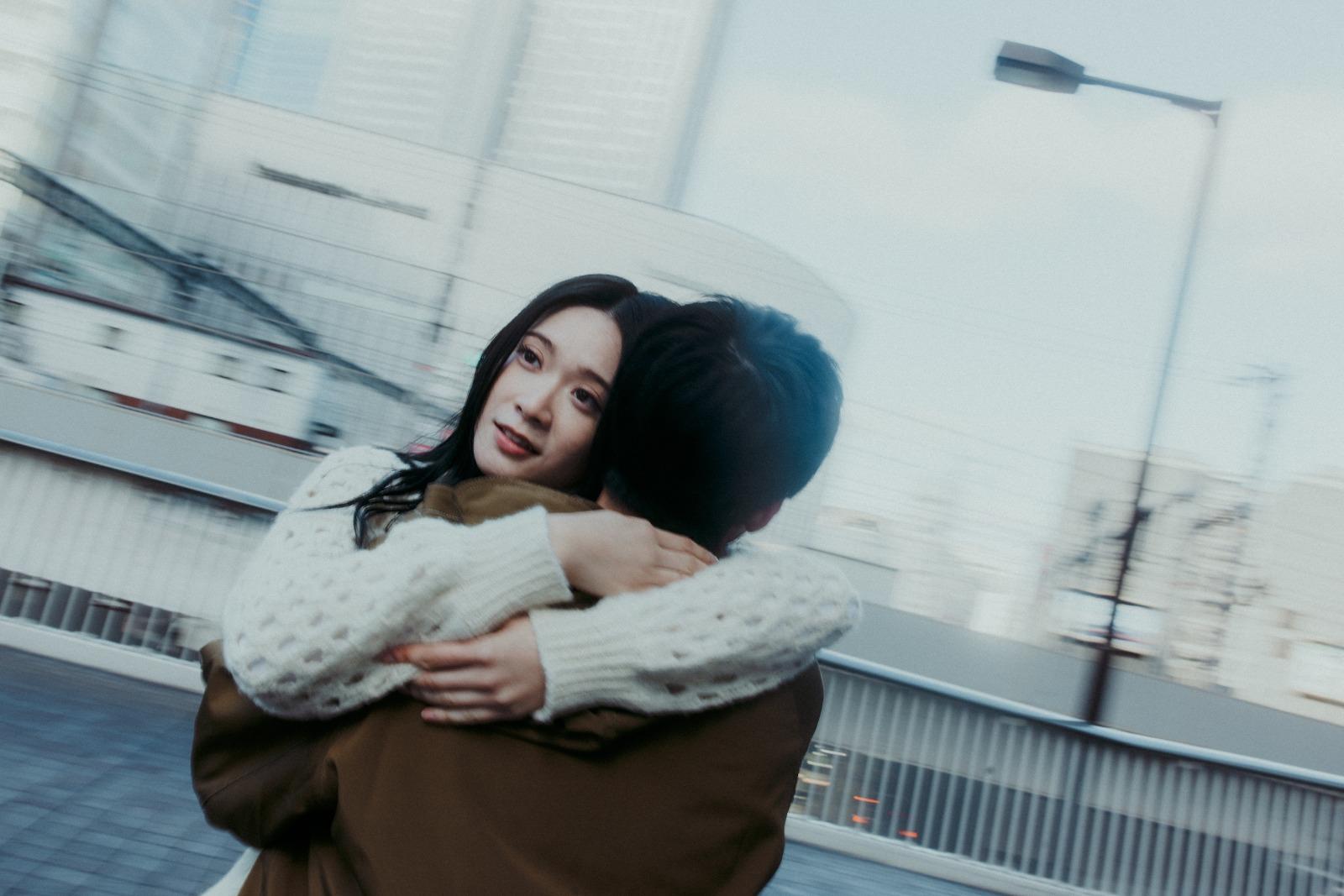 今次MV拍攝行程緊密,Cloud為爭取日光時間於凌晨3點起床準備。