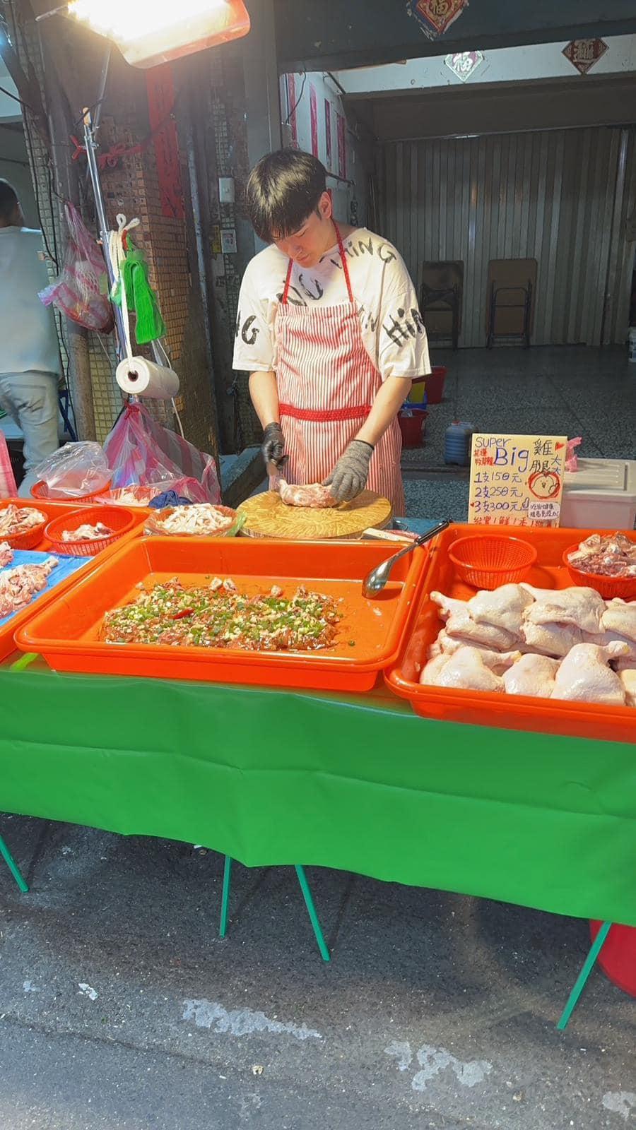 「台版吳浩康」 沈建宏在街市雞檔賣雞腿維生。