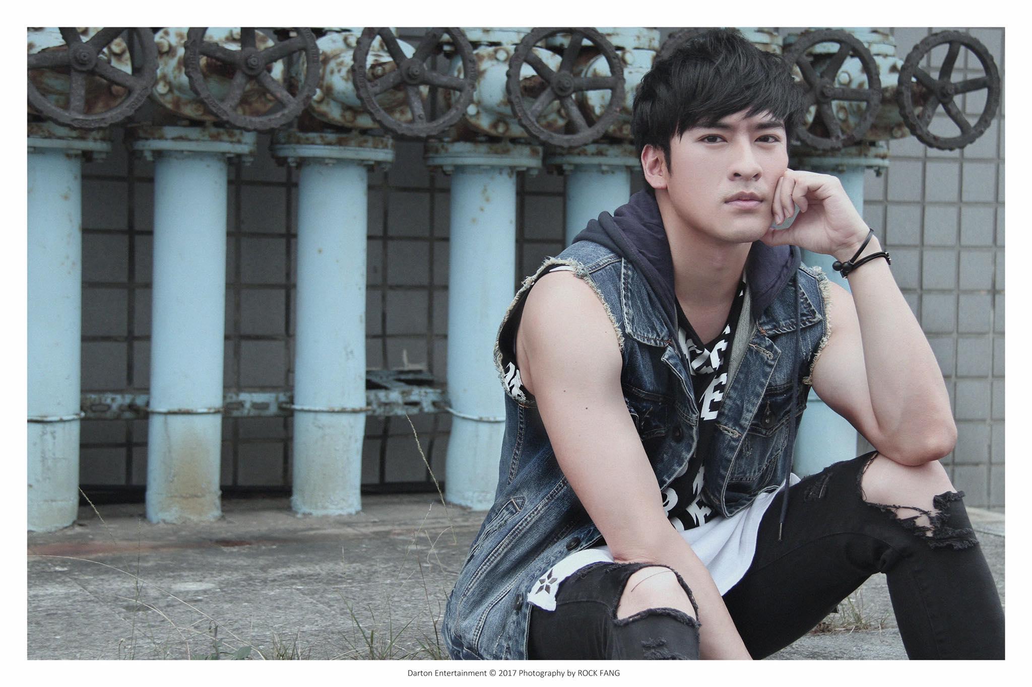 「台版吳浩康」 沈建宏在街市雞檔賣雞腿維生。