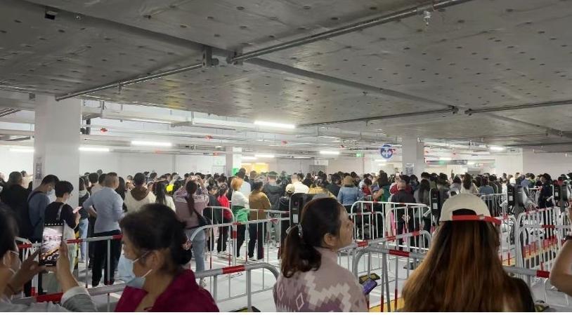 深圳Costco今開業 數千人「打蛇餅」需排3小時