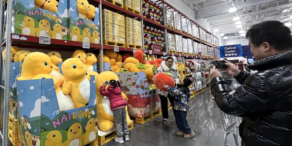 北上消費|港人山姆超市豪買國產公仔 解鎖「奶龍」超人氣密碼!