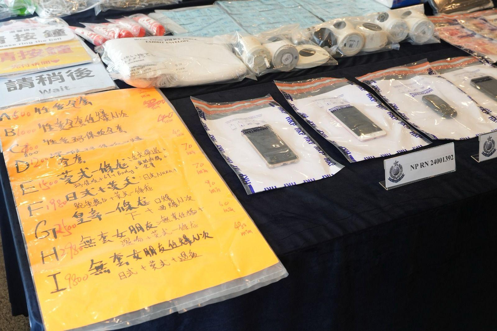 警在行動中檢獲的證物。