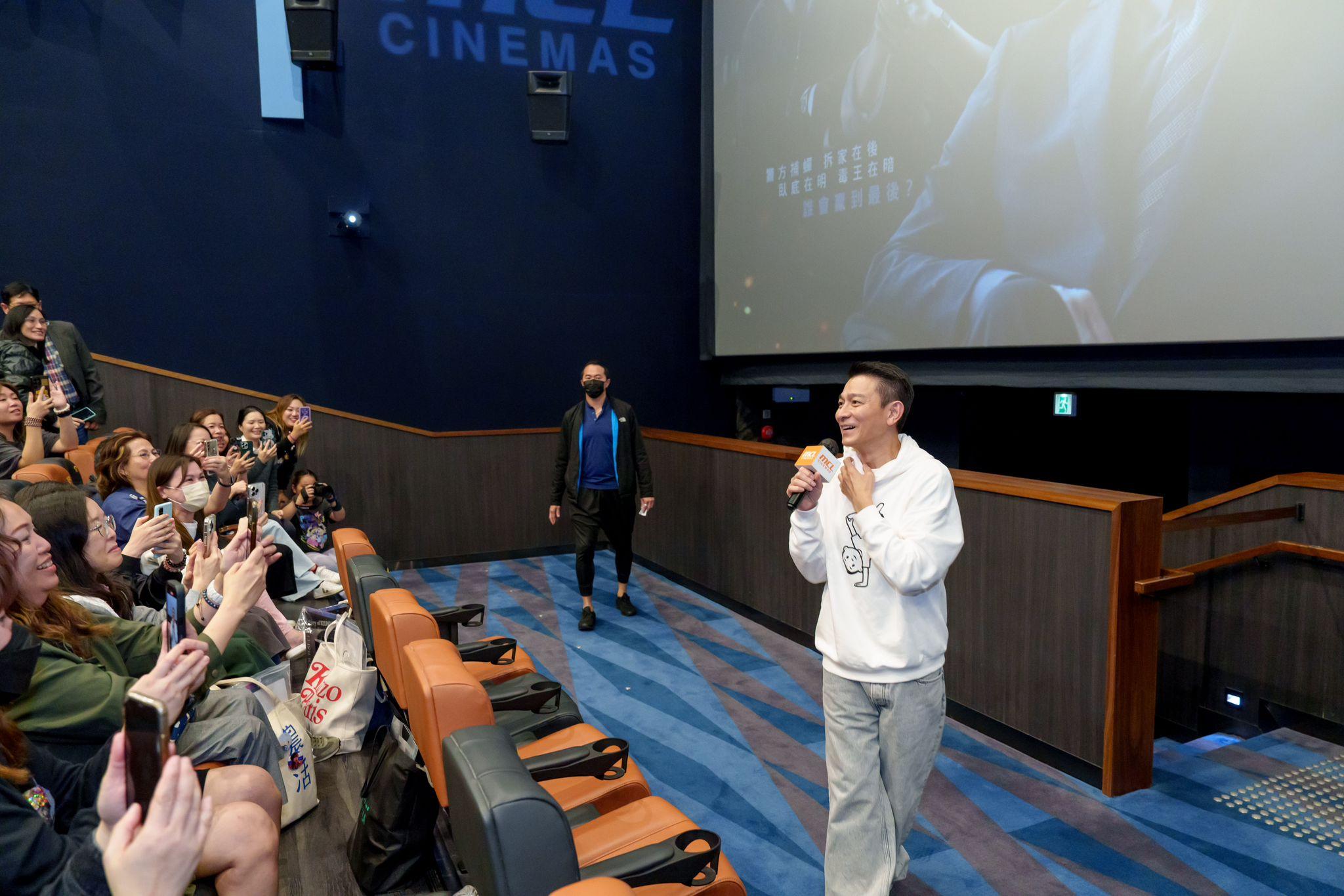 劉德華連走三場,再度現身戲院謝票。