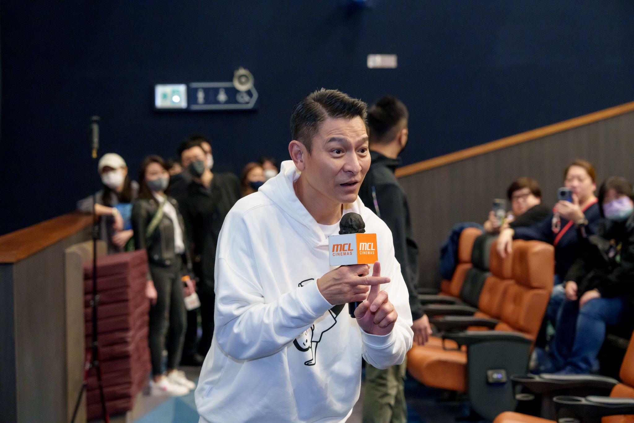 劉德華連走三場,再度現身戲院謝票。