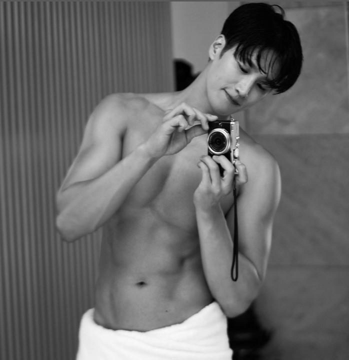 安普賢為新劇造勢,大曬結實肌肉。