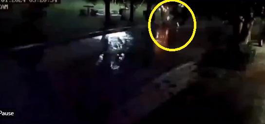 貝隆被雷電擊中,瞬間冒出火花。(互聯網)