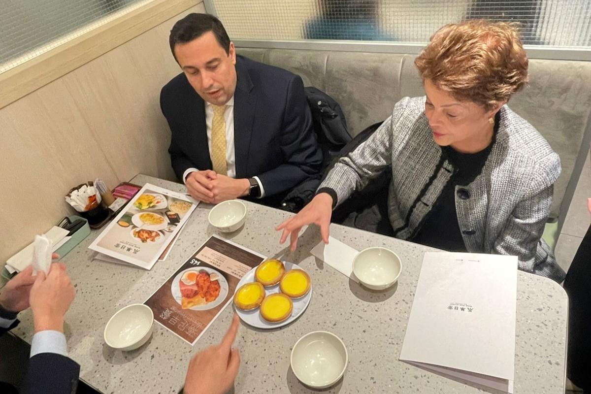 一行人去咗地道茶餐廳試食蛋撻。(財經事務及庫務局FB)