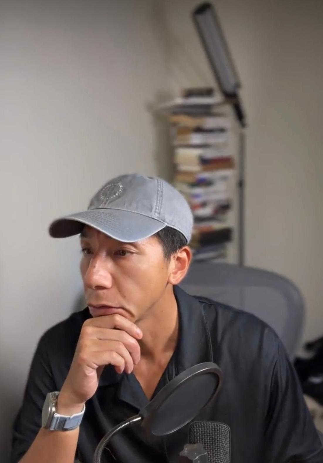 柳俊江與同居女友星期四發生爭執,翌日才揭書在書房內燒炭輕生。