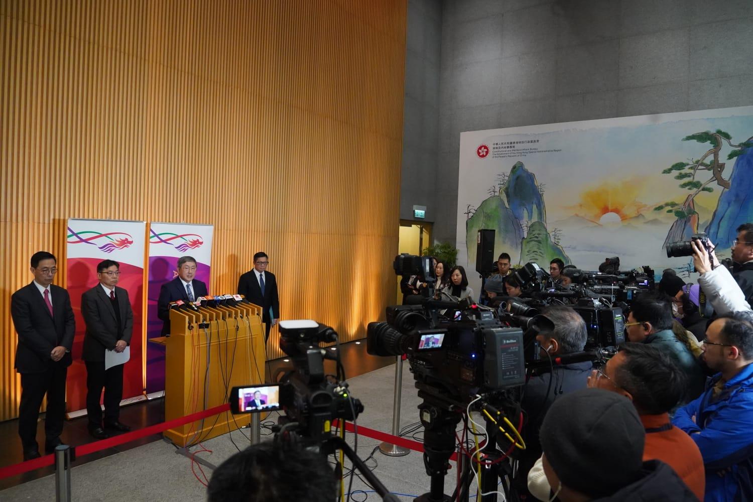 農曆新年2024|署理政務司長卓永興聯同保安局長鄧炳強、運輸及物流局長林世雄,以及文化體育及旅遊局長楊潤雄交代農曆新年假期特別通關安排。(鍾式明攝)