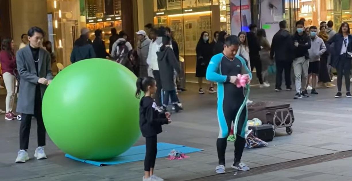 Vincent Huang在澳洲街頭做氣球表演。(互聯網)