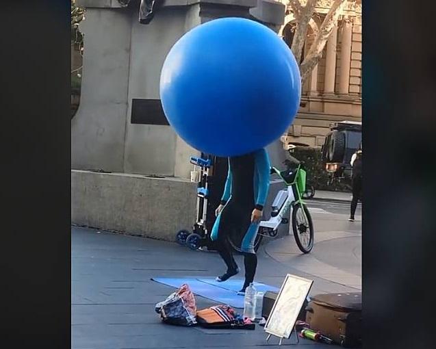 Vincent Huang在澳洲街頭做氣球表演。(互聯網)