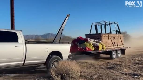 當局運走熱氣球殘骸。(互聯網)