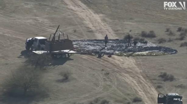 工作人員處理熱氣球殘骸。(互聯網)