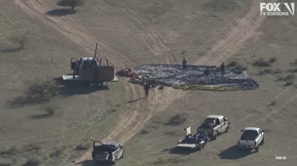 工作人員處理熱氣球殘骸。(互聯網)