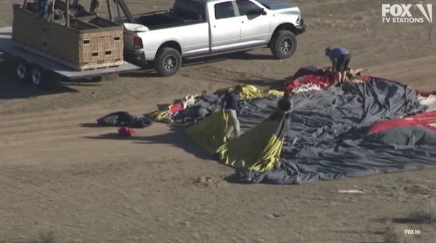 工作人員處理熱氣球殘骸。(互聯網)