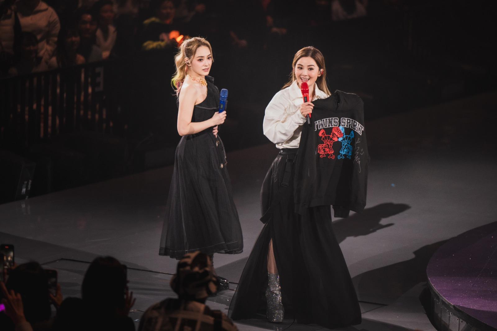 Twins送出演唱會限量簽名版Sweatshirt。