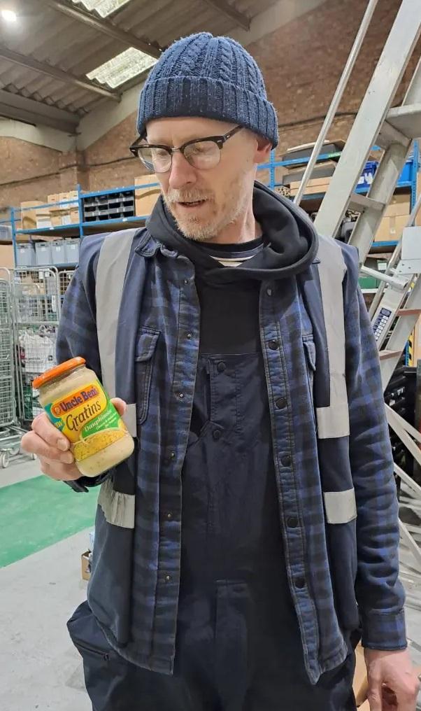 經理康倫展示「年邁芝士醬」。(互聯網)