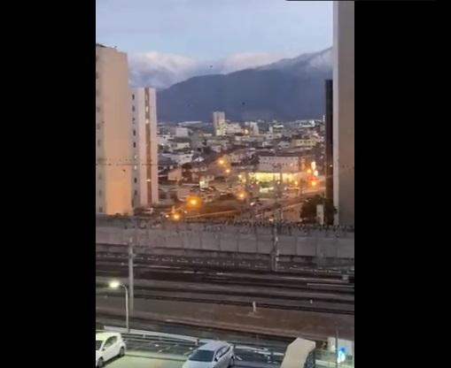 長野站在地震前不久有烏鴉聚集於樓房天台。(互聯網)