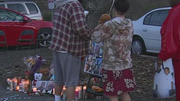 民眾放置玩具等物品悼念死者。(互聯網)