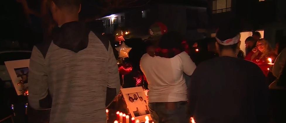民眾舉行燭光集會悼念死者。(互聯網)
