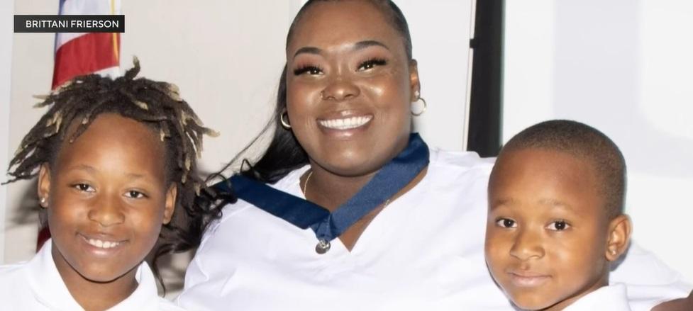 死者弗賴爾森與母親和兄長合照。(互聯網)