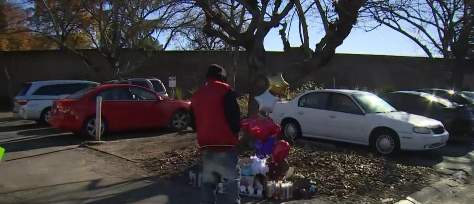 民眾在案發現場放置玩具等物品悼念死者。(互聯網)