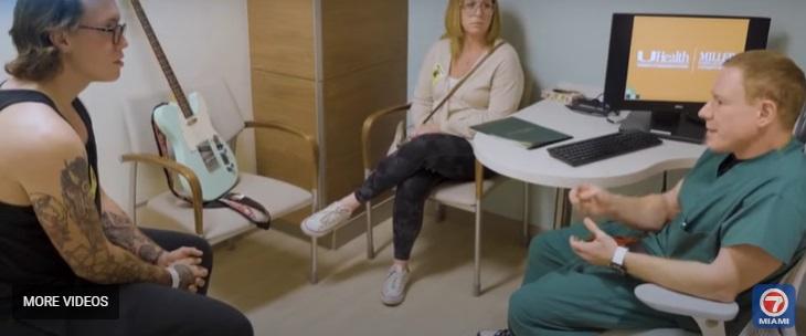 諾倫聽取科莫塔爾醫生講解。(互聯網)