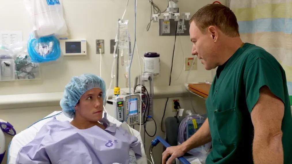 諾倫與科莫塔爾醫生溝通。(互聯網)