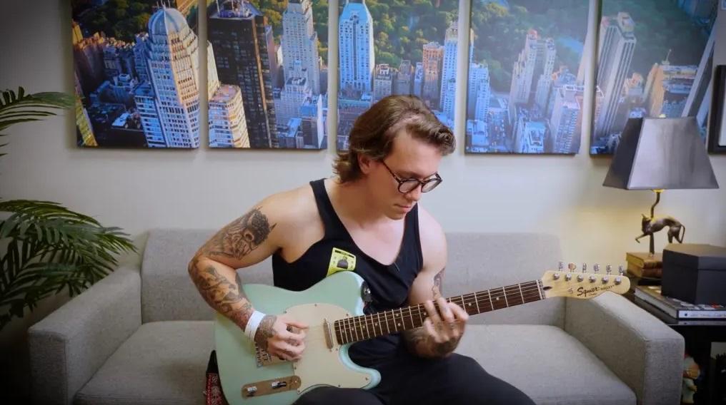 諾倫是結他手,保持手部靈活很重要。(互聯網)