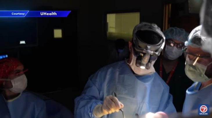 諾倫一邊彈結他,醫生一邊替他切除腦瘤。(互聯網)