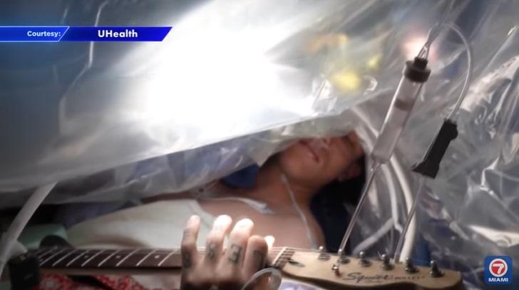 諾倫一邊開腦一邊彈結他,演奏最近練習的曲目。(互聯網)