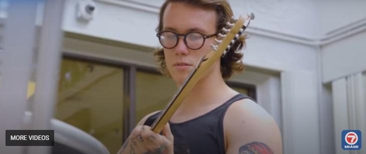 諾倫認為彈結他對他生命很重要。(互聯網)