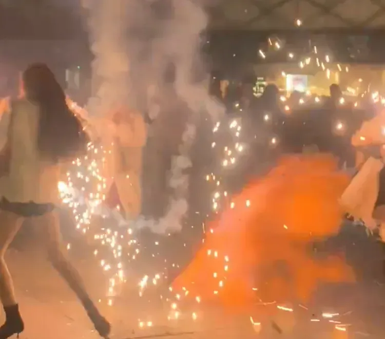 仙女棒意外|3名河南少女跨年燃起3米火龍「雞飛狗走」