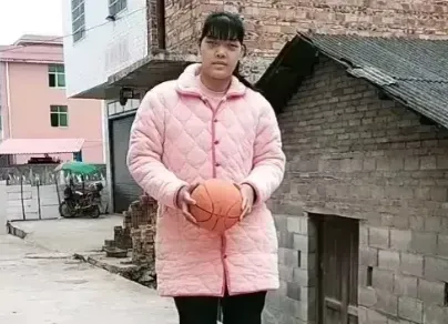 2.3米女巨人小莫生生於湖南,近日因病離世,不過家人卻竟拒領骨灰