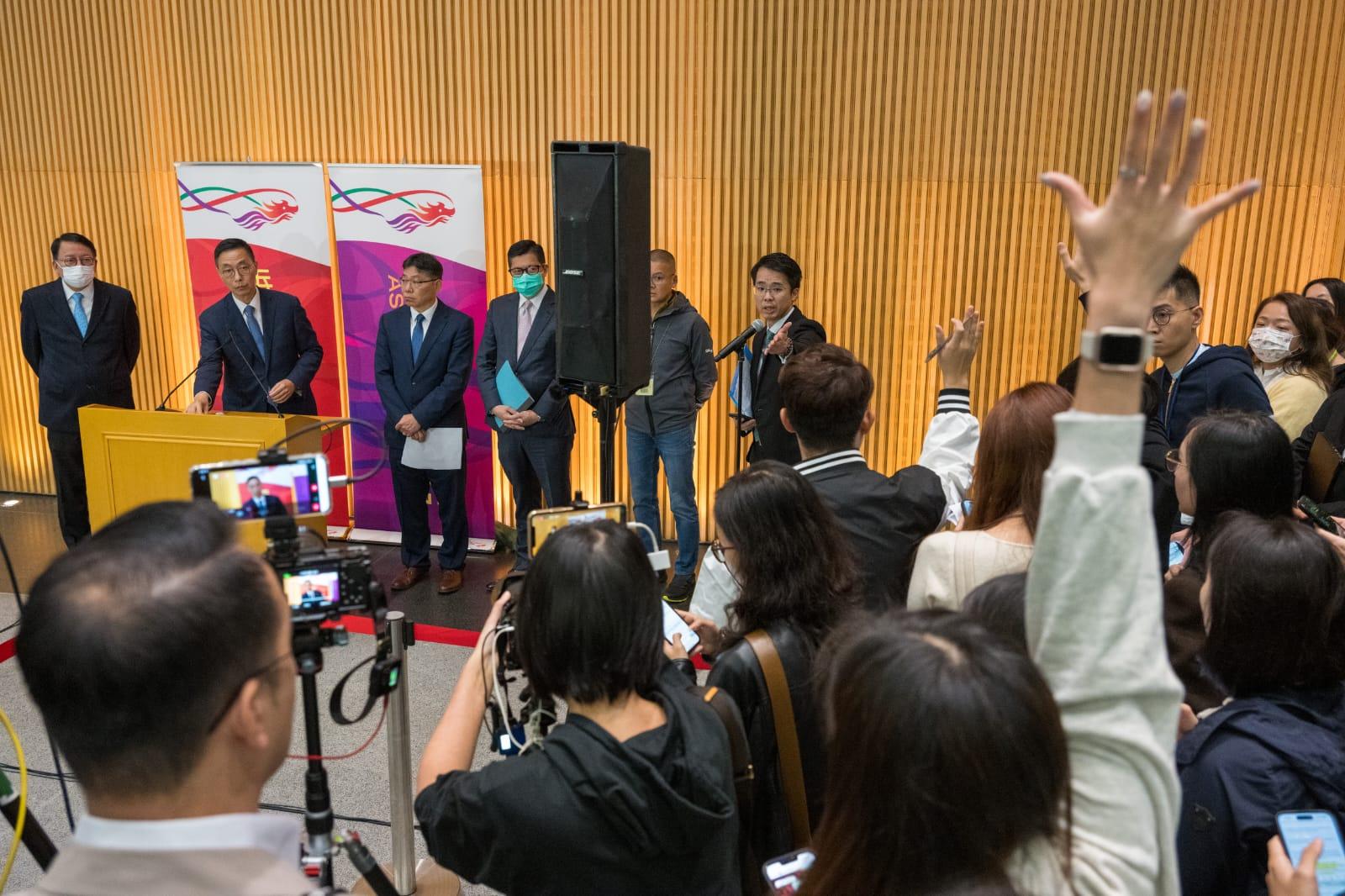 除夕跨年倒數活動後,大批內地旅客凌晨滯留香港,政府下午向傳媒交代日後改善工作。(陳奕釗攝)