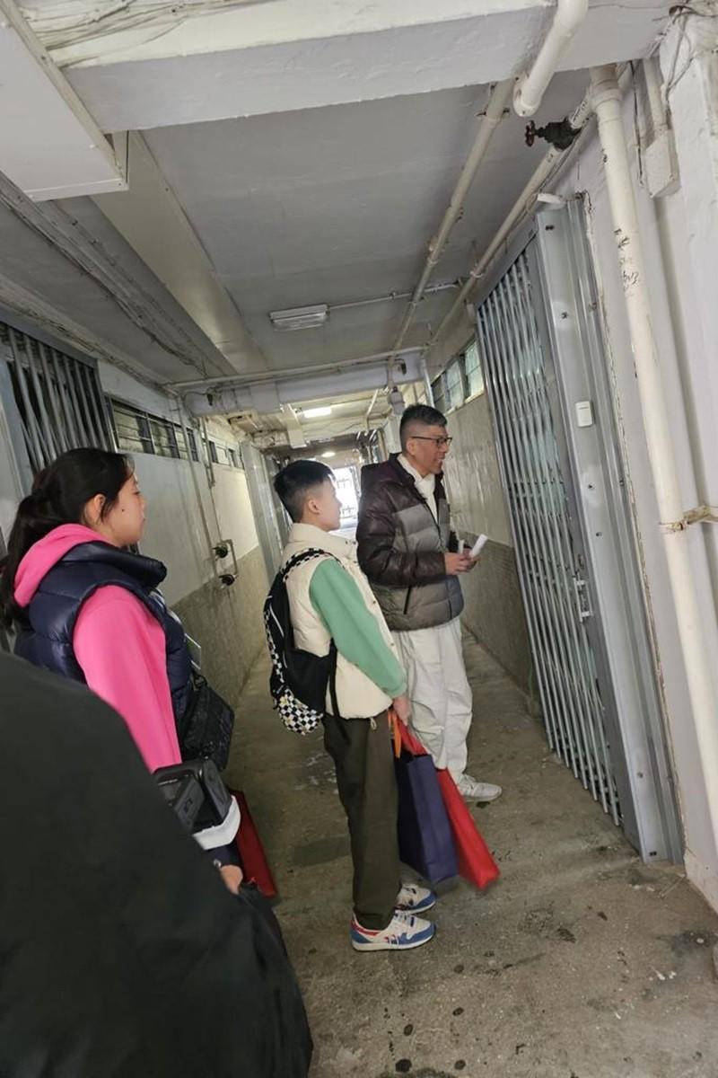 有團體歲晚前到土瓜灣,為100戶基層長者家居大掃除和送上愛心福袋。(組織提供)