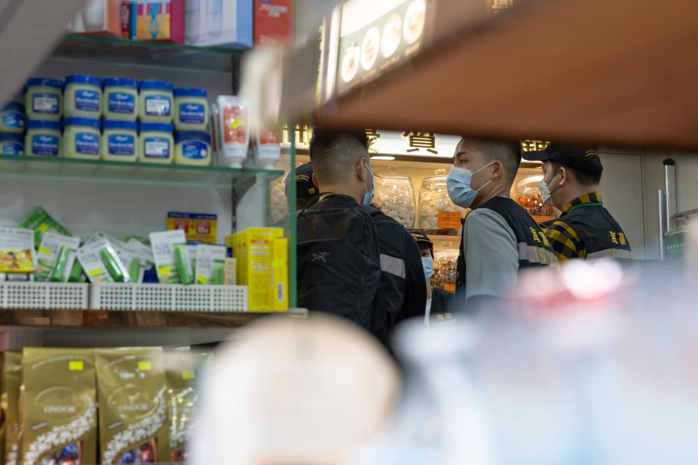 內地客買黑節草 遭旺角藥房「斤變錢」貴160倍 海關拘兩職員 (蘇文傑攝)