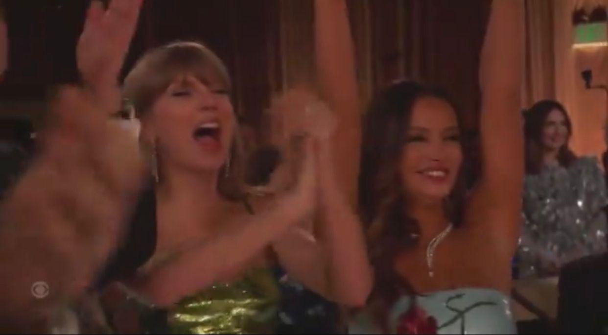 樂壇天后Taylor Swift為愛瑪史東興奮鼓掌。