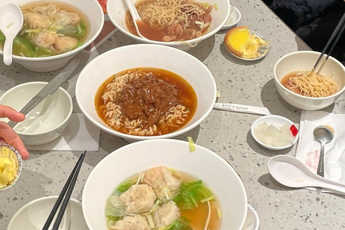 一行人去咗地道茶餐廳試食沙嗲牛肉麵、雲吞同牛腩麵等等。(財經事務及庫務局FB)