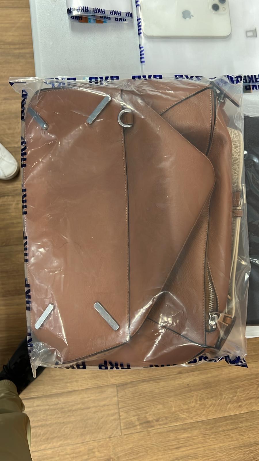 尖沙咀北京道一間專售名牌手袋的樓上店本月21日被爆竊,12個價值171萬元的手袋被偷走,涉案35歲男子被捕,警方指他至少涉及另外3宗爆竊案,涉案物品總值超過213萬元。