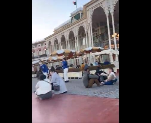 地震後,東京迪士尼遊客留在原地避難。(互聯網)