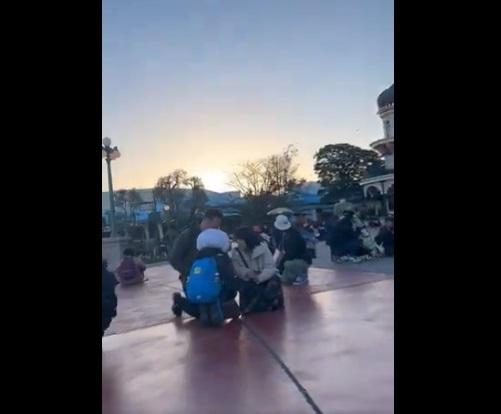 地震後,東京迪士尼遊客留在原地避難。(互聯網)