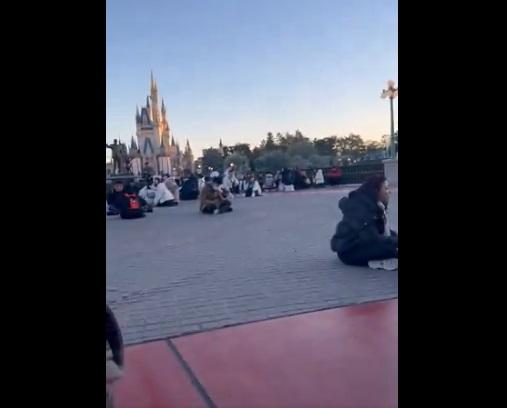 地震後,東京迪士尼遊客留在原地避難。(互聯網)