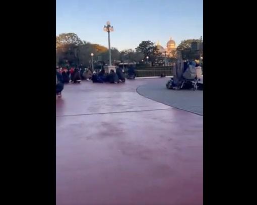 地震後,東京迪士尼遊客留在原地避難。(互聯網)