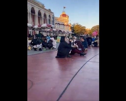 地震後,東京迪士尼遊客留在原地避難。(互聯網)