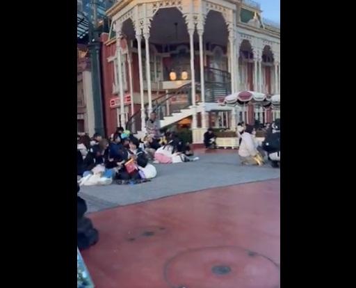 地震後,東京迪士尼遊客留在原地避難。(互聯網)