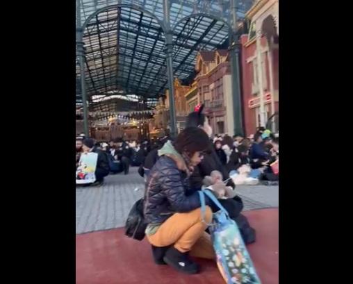 地震後,東京迪士尼遊客留在原地避難。(互聯網)